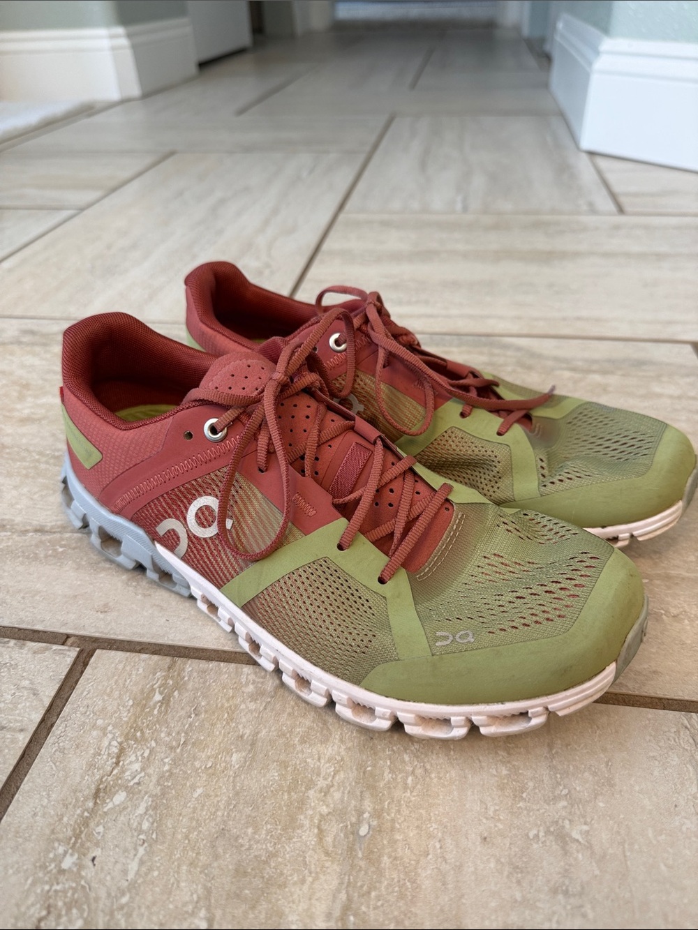 On Cloud Cloudflow Guava/Dust Rose Women’s Size 8.5 Running Shoe